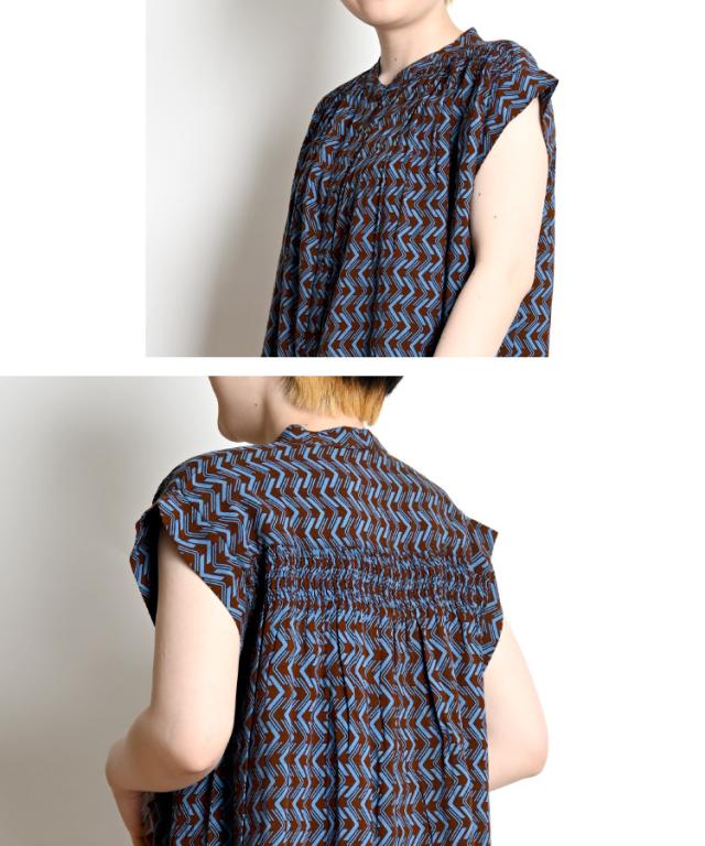 レーヨンプリントシャーリングブラウス