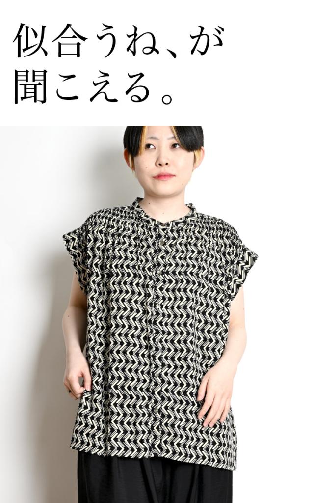 レーヨンプリントシャーリングブラウス