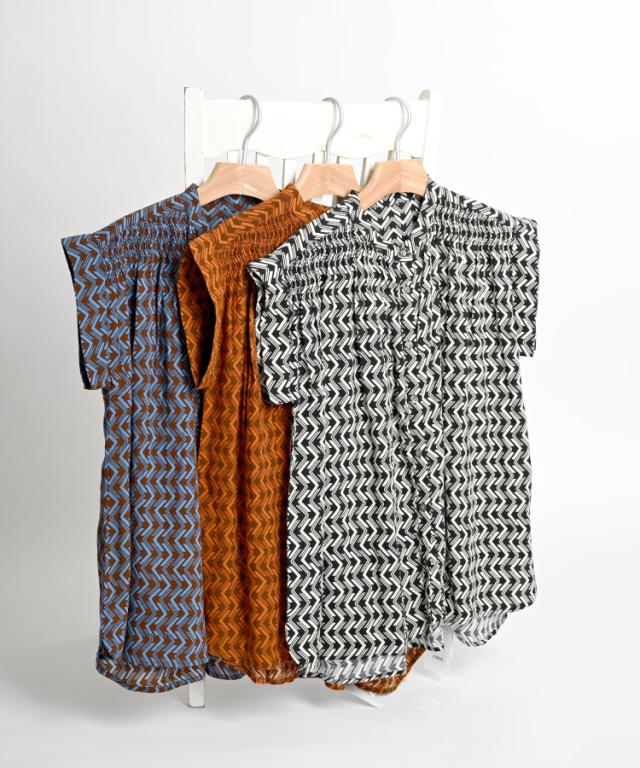 レーヨンプリントシャーリングブラウス