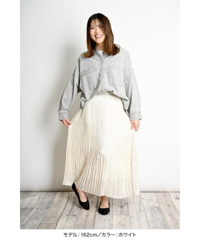 踊るように揺れる。フィラメントサテンプリーツスカート