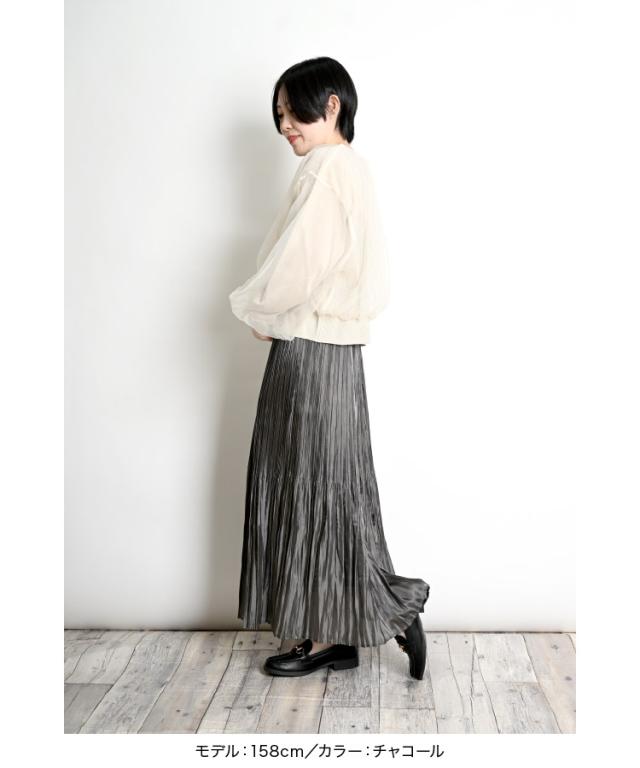 踊るように揺れる。フィラメントサテンプリーツスカート