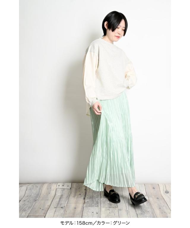 踊るように揺れる。フィラメントサテンプリーツスカート