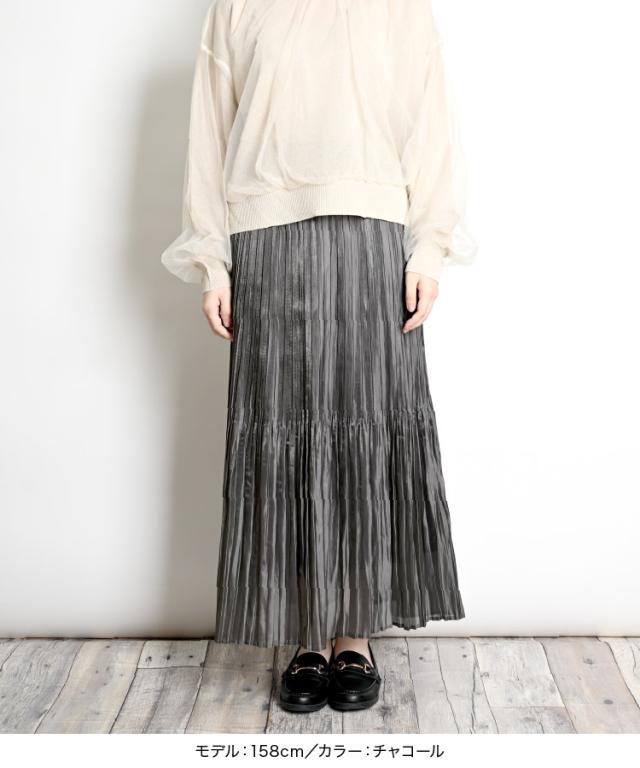 踊るように揺れる。フィラメントサテンプリーツスカート