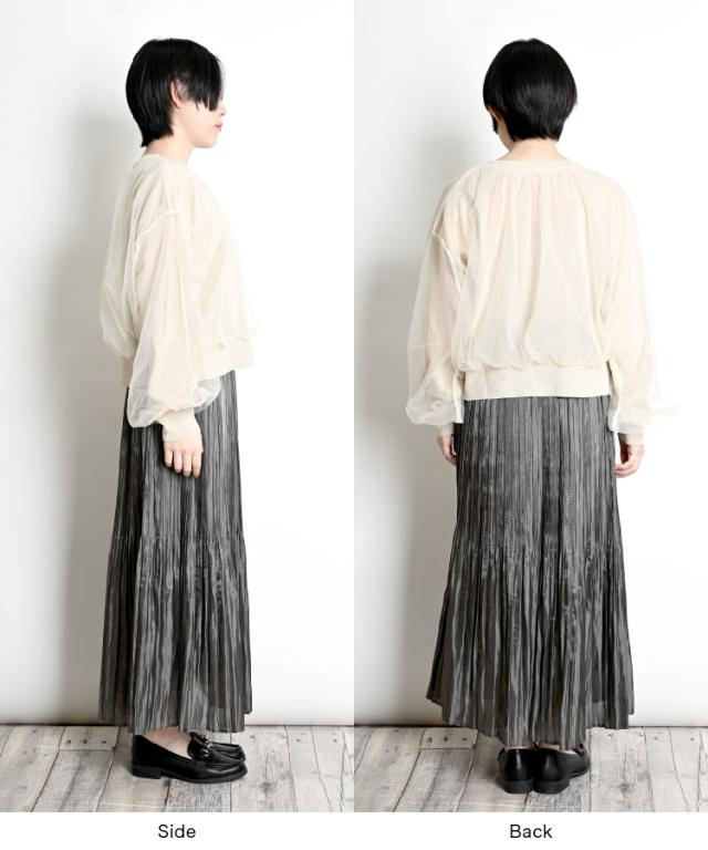 踊るように揺れる。フィラメントサテンプリーツスカート