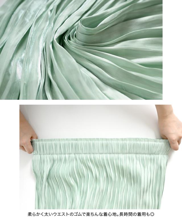 踊るように揺れる。フィラメントサテンプリーツスカート