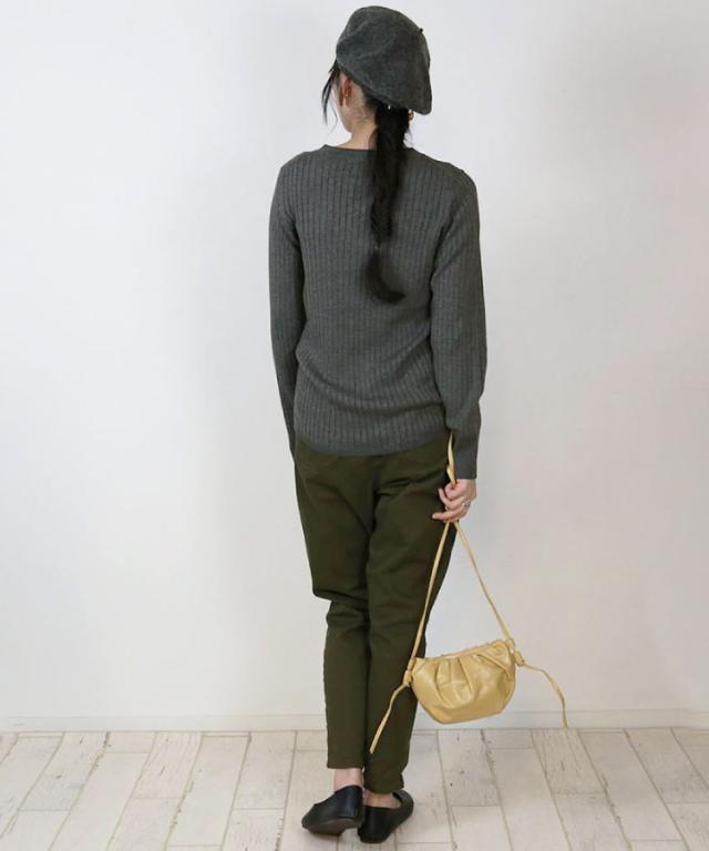 ラウンドネックリブニット