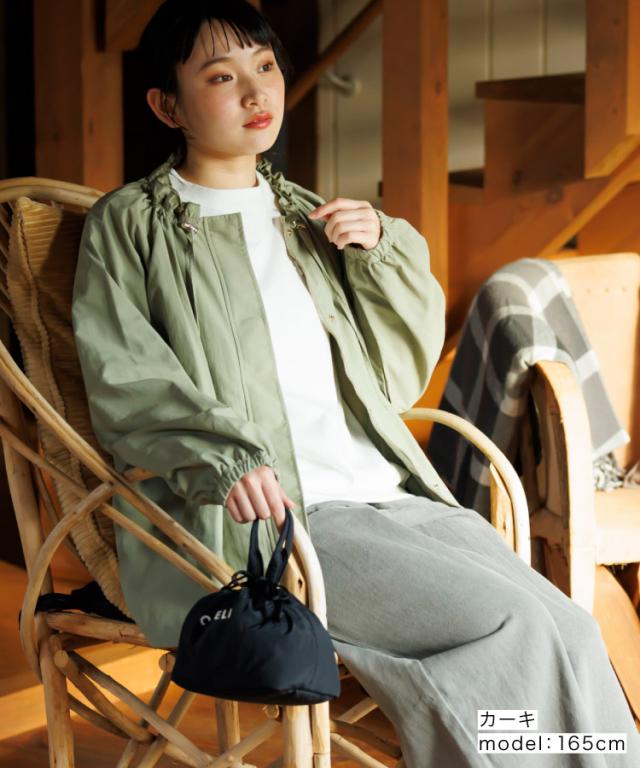 さらりと交わす。撥水花粉リリースフリルネックブルゾン