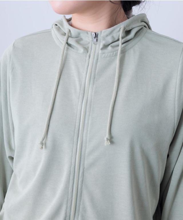 汗ばむ肌に、はごろもタッチ。ジップアップパーカー
