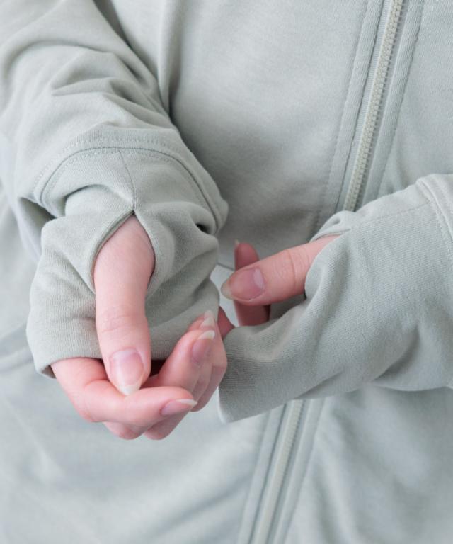 汗ばむ肌に、はごろもタッチ。ジップアップパーカー