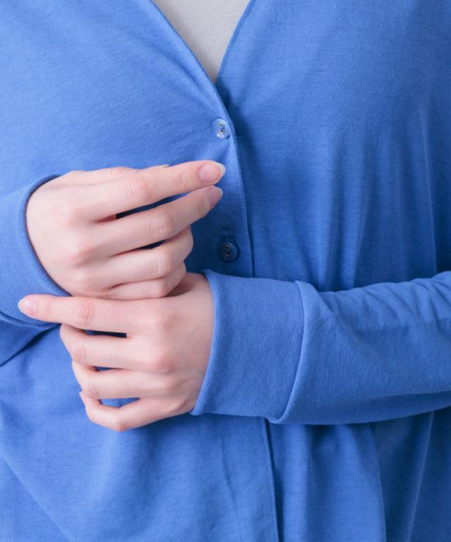 オフィスに1枚あると助かる。ゆったりカーディガン