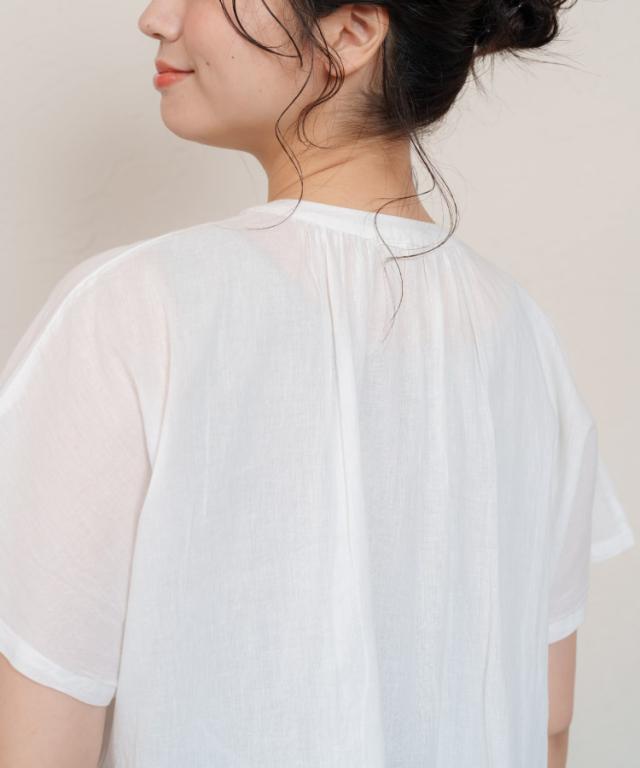 あえて、ゆるく着てる。コットンレース付前開きブラウス