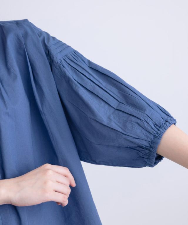 飾りすぎない美しさは、こんな一枚から。タック7分袖ブラウス