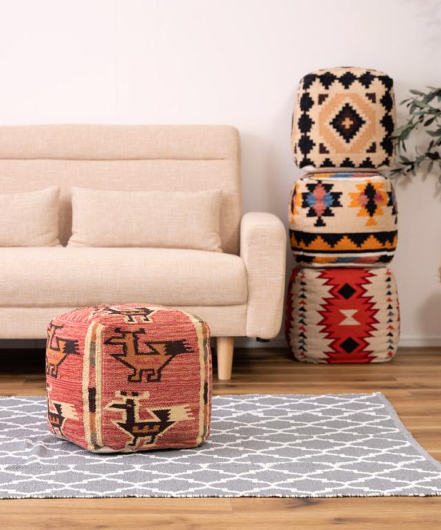 小さいけれど、存在感は主役級。キリムスツール