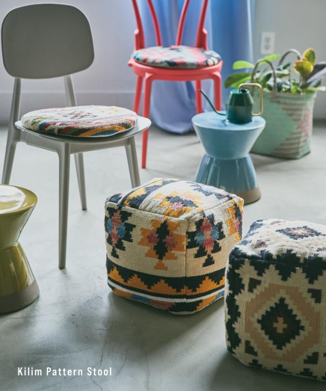小さいけれど、存在感は主役級。キリムスツール