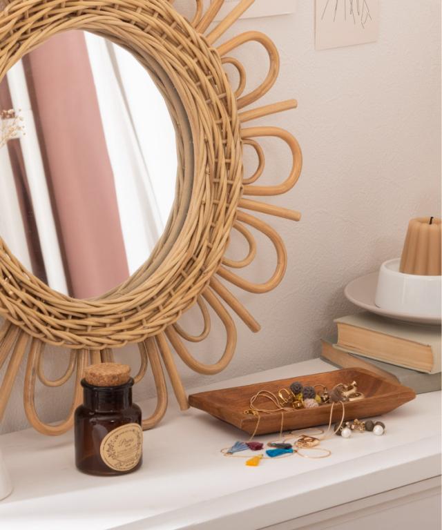 壁に咲く、ラタンの太陽。ラタンミラー