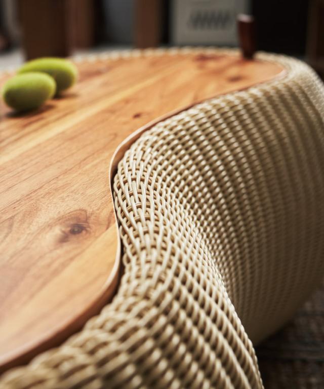 癒しのぽってりフォルム。リビングテーブル