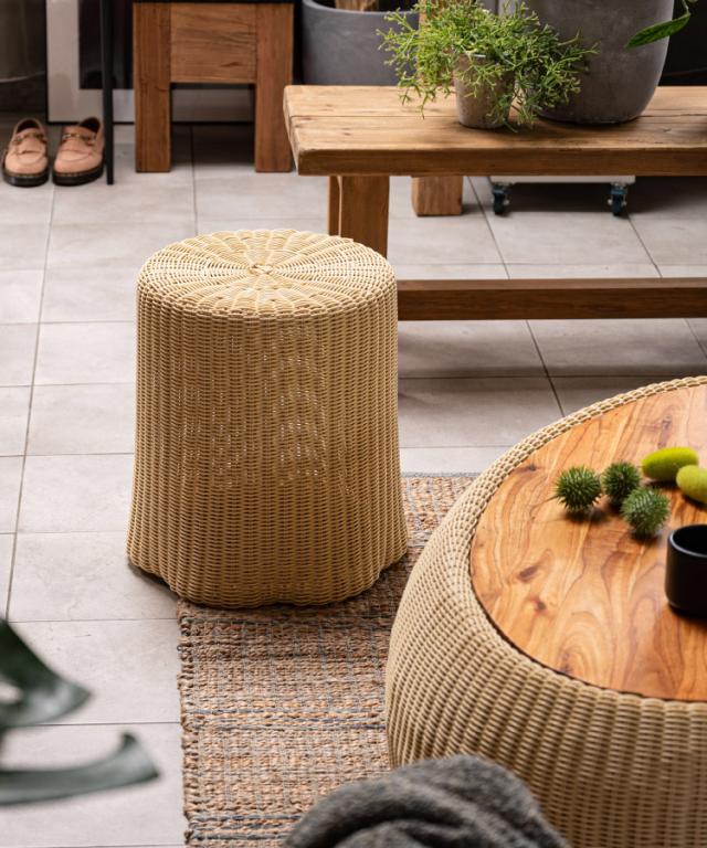 ちょこんと絵になる。スツール