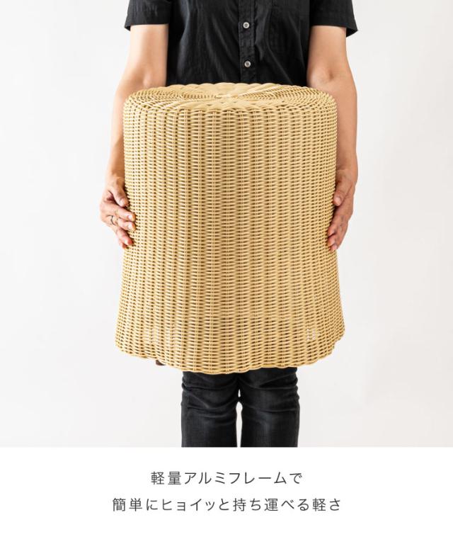 ちょこんと絵になる。スツール