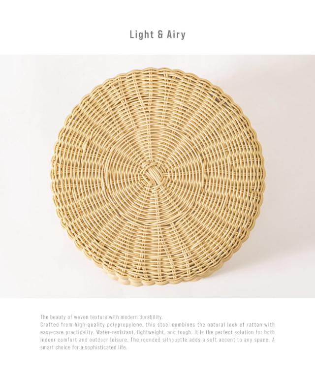 ちょこんと絵になる。スツール