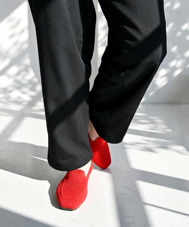 足どりニッコリ。ローファー風ニットパンプス