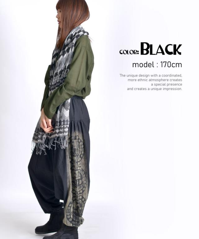 民族感溢れるこなれデザイン。トライバル風サルエルパンツ