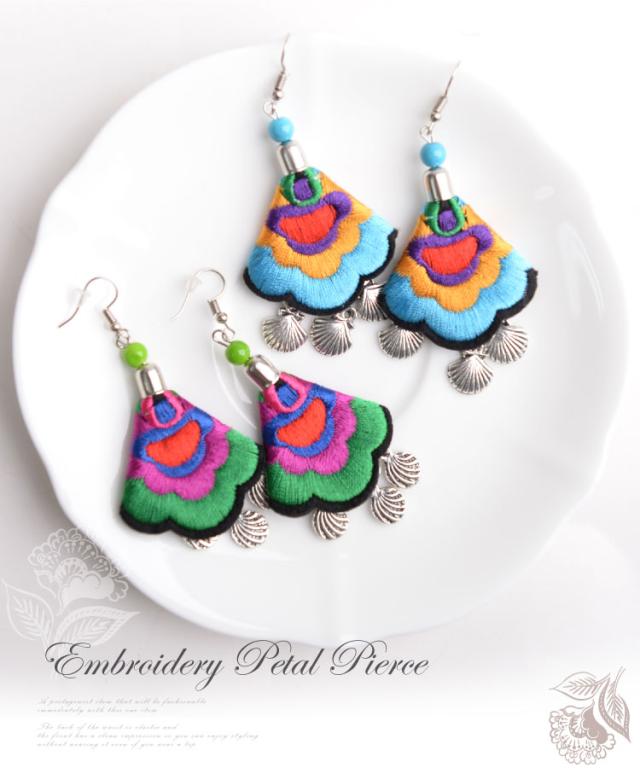 惹かれる存在感。刺繍ペタルピアス