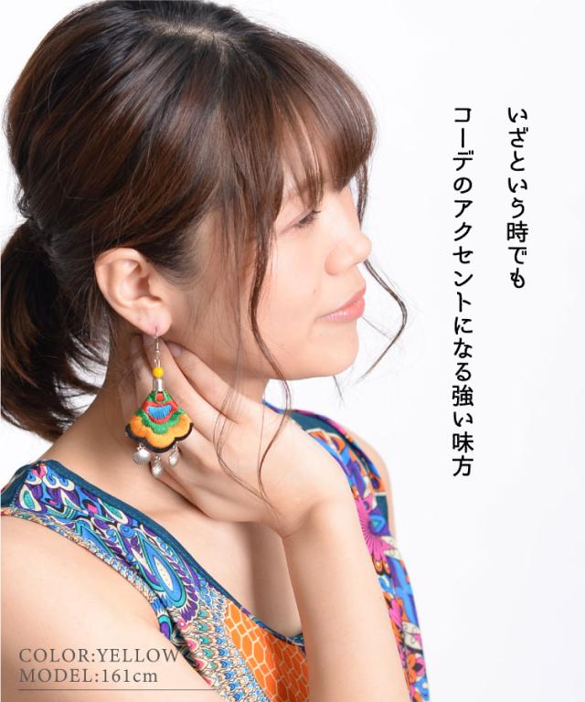 惹かれる存在感。刺繍ペタルピアス