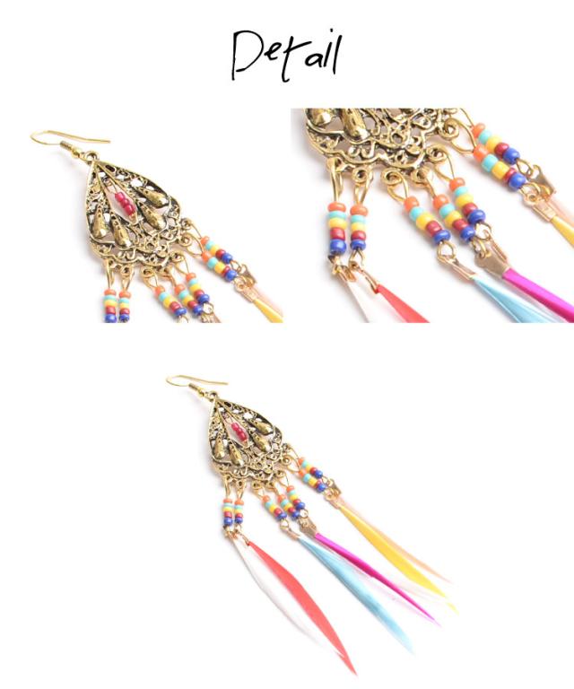 ちらりと覗くエスニックムード。フェザーフリンジピアス