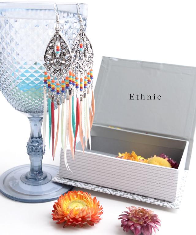 ちらりと覗くエスニックムード。フェザーフリンジピアス