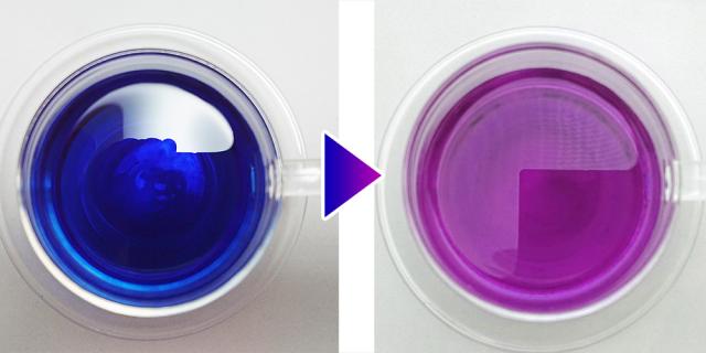 レモンを入れると一気にピンクにティーの色が変化。見た目にも楽しいハーブティーです。 