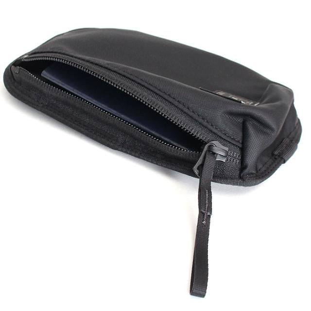 細部にもこだわったポーターのポーチ