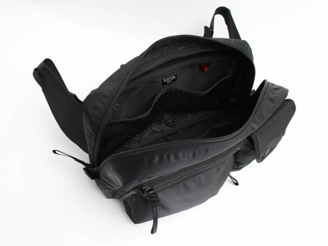 細部にもこだわったポーターのショルダーバッグ