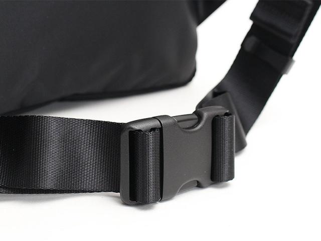 細部にもこだわったポーターのショルダーバッグ