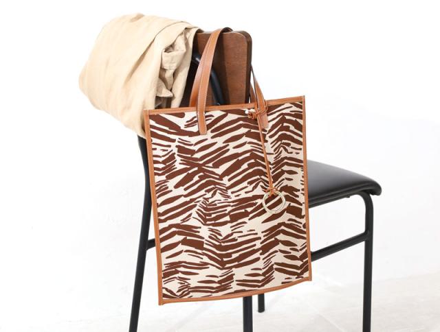 FEEL AND TASTE フィールアンドテイスト FLAT TOTE アニマルプリント