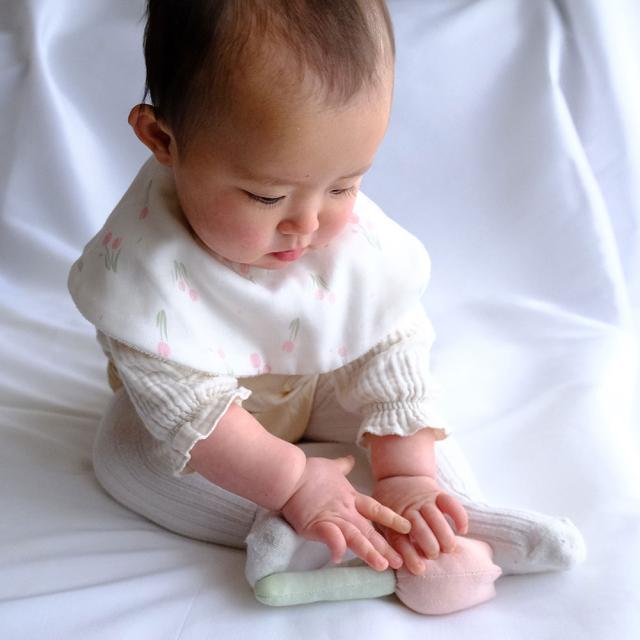 Lien de famille スタイとラトルのギフトセット