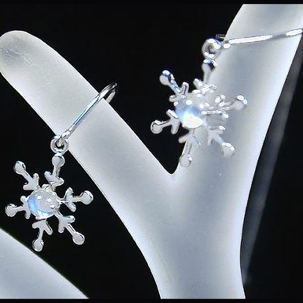 ブルームーンストーン 雪の結晶 フック ピアス K10WG ホワイト ゴールド 冬