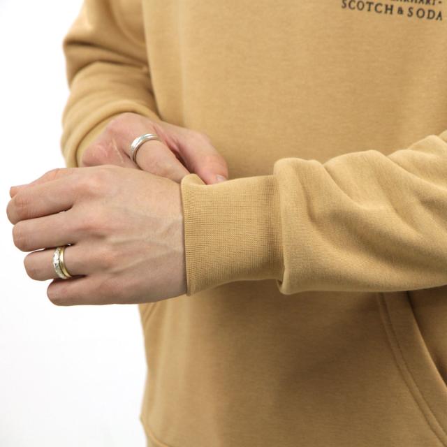 スコッチアンドソーダ メンズ パーカー 正規販売店 SCOTCH＆SODA プルオーバー フーディー オーガニックコットン HOODY WITH "AMELIA" ARTWORK CONTAINS ORGANIC COTTON 164108 0137 SAND クリスマス プレゼント ラッピング
