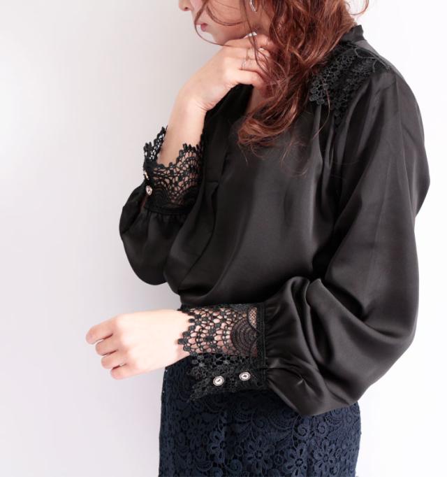 レース使いサテン調ブラウス