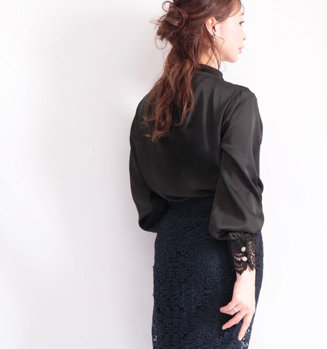 レース使いサテン調ブラウス