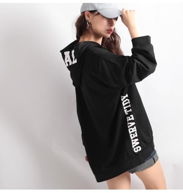 ロゴプリント入りプルオーバーパーカー