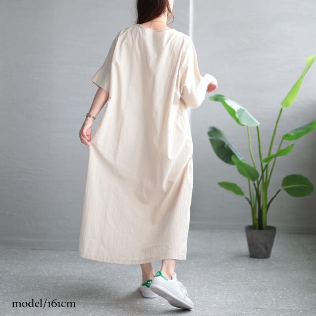 タック入りVネックコットンマキシワンピース