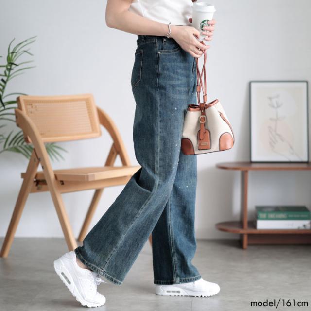 スタッズ付きストレートデニムパンツ