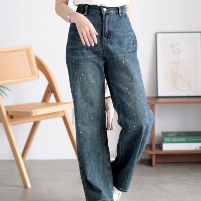 スタッズ付きストレートデニムパンツ