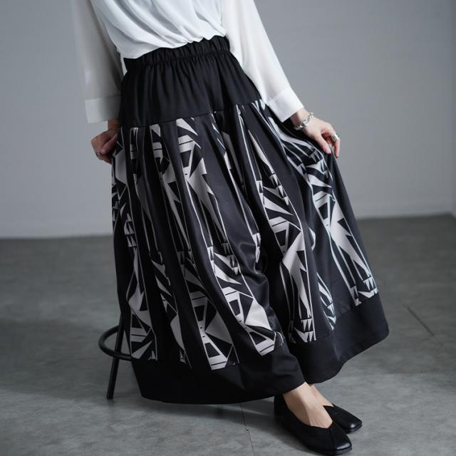 幾何学柄タックフレアワイドパンツ
