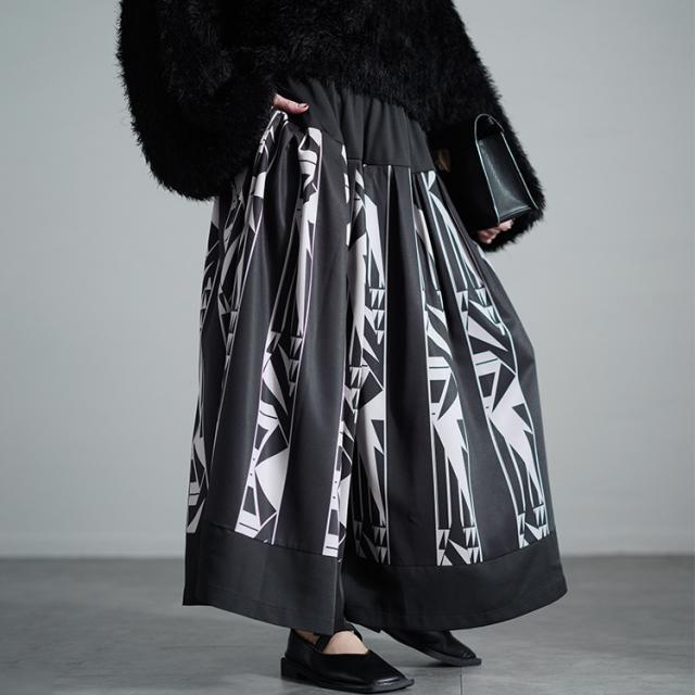 幾何学柄タックフレアワイドパンツ