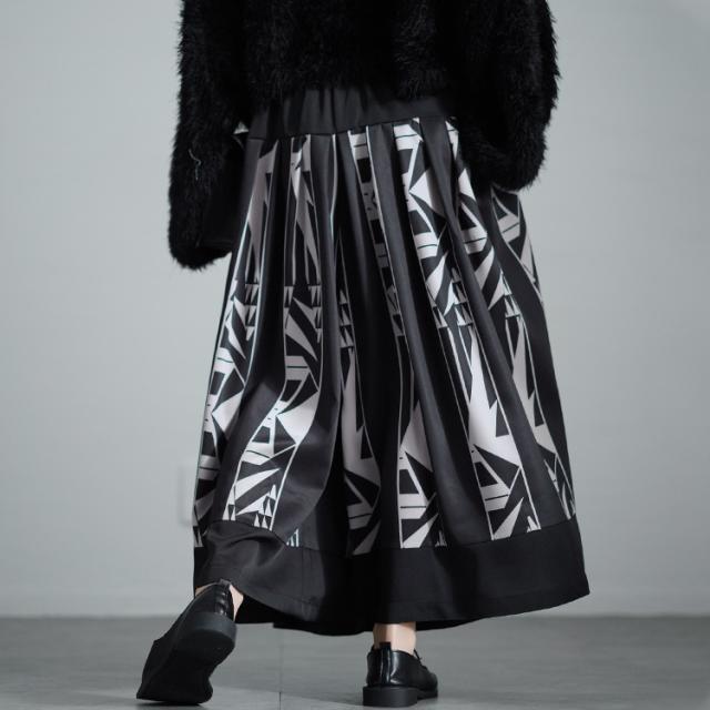 幾何学柄タックフレアワイドパンツ