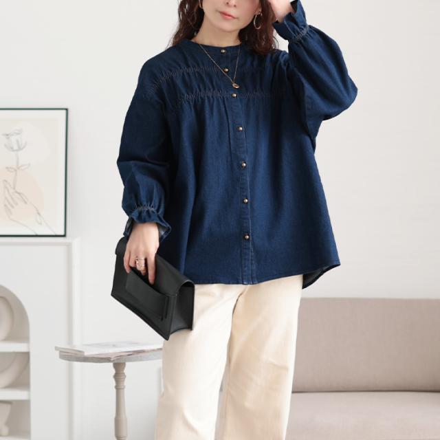 胸元シャーリングデニムブラウス