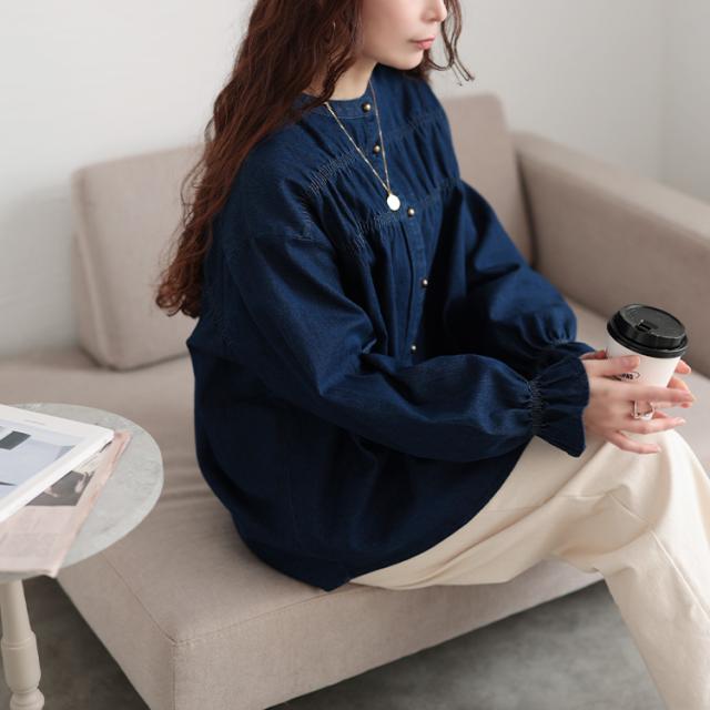 胸元シャーリングデニムブラウス