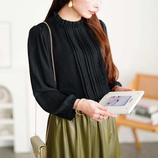 レース＆ピンタックフリルネックブラウス