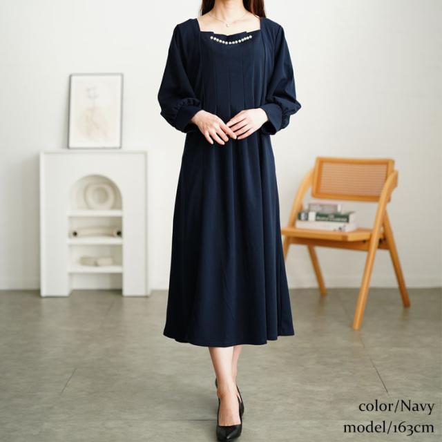 胸元タックパール付きフレアワンピース